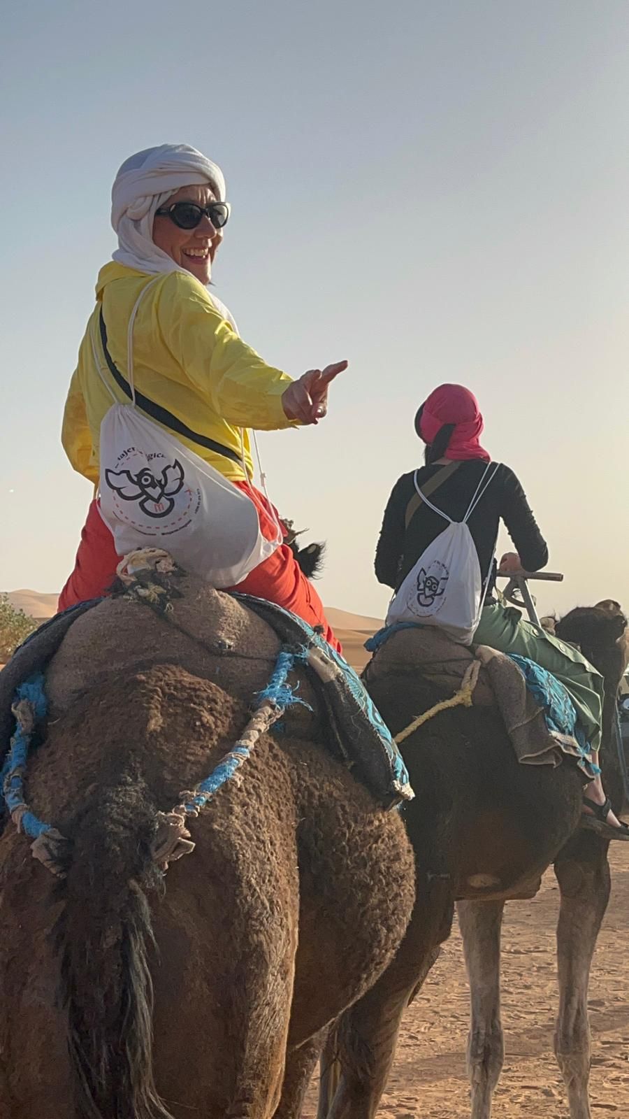 Viajeras en camello por el desierto de Marruecos