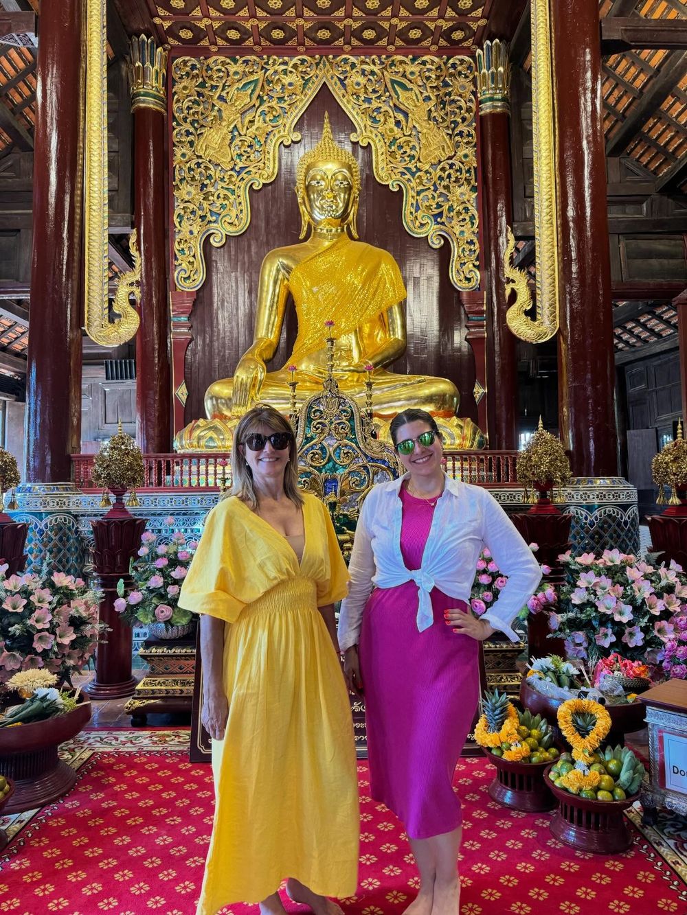 Viajeras frente a un templo dorado en Tailandia