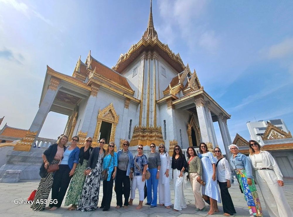 Grupo de viajeras frente a un templo en el viaje completo