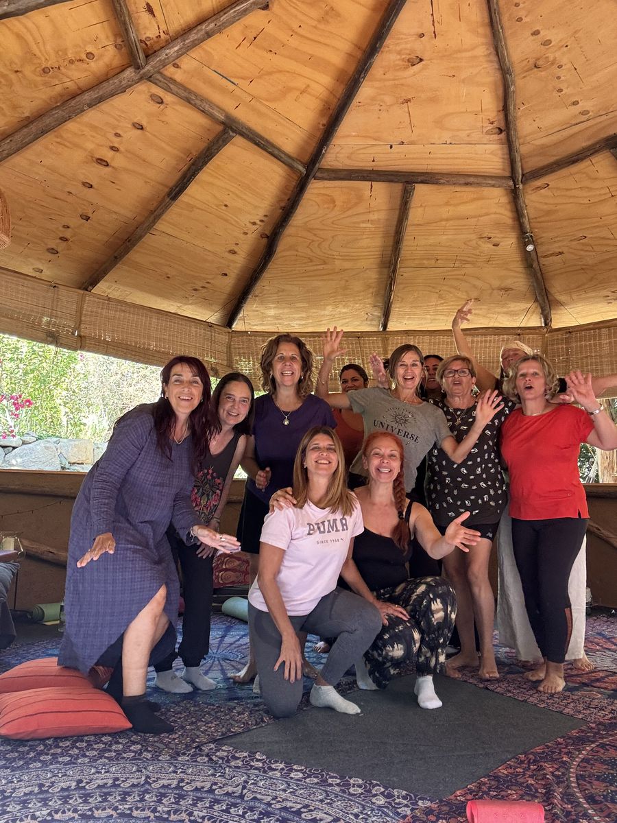 Círculo de mujeres compartiendo durante el viaje